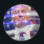 Donald Trump-Flagge Dartscheibe<br><div class="desc">"donald trump American Flag""Wahl 2016",  "American Flag", " donald trump""pro trump""pro donald trump", " trump-Präsident""trump 2016", "trump 2020", "trump 2024",  "trump 2028", merware ,  Murica,  " Tee-Party",  politische Regierung,  Potus,  Präsident,  "rot-weiß blau",  Republikaner,  Trump,  US-Wahl,  konservativ überstellt unisex</div>