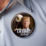 Donald Trump-Foto 2024 - Glatzenadler auf Schulter Button<br><div class="desc">Was ist symbolträchtiger als Donald Trump und ein amerikanischer Adler? Ein großartiges Design für die Wahl 2024.</div>