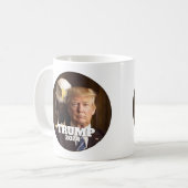 Donald Trump-Foto 2024 - Glatzenadler auf Schulter Kaffeetasse (Vorderseite Links)