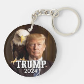 Donald Trump-Foto 2024 - Glatzenadler auf Schulter Schlüsselanhänger (Rückseite)