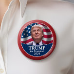 Donald Trump-Foto an der amerikanischen Grenze mit Button<br><div class="desc">Ein traditionelles Design mit einem Foto Trumps mit einer amerikanischen Flagge im Hintergrund. Klassische Schriftart machen dies zu einem klassischen Design für diese Wahl. Er kandidiert bei den Wahlen 2024 im Republikanischen Primär. Original Foto von Gage Skidmore, </div>