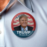Donald Trump Foto - Präsident 2024 Amerikanische F Button<br><div class="desc">Ein klassisches Design mit einem Bild des Mannes, der wieder für den Präsidenten kandidiert. Er kandidiert bei der Wahl des republikanischen Tickets im Jahr 2024. Ein Foto oder Trump mit einer grausamen amerikanischen Flagge als Hintergrund. Auch der Slogan "Behalt America Great" ist in diesem Design enthalten. Ein Vintages Wahlkampfdesign für...</div>
