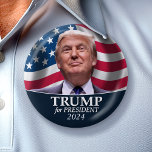 Donald Trump Foto - Präsident 2024 Button<br><div class="desc">Ein klassisches Design mit einem Bild des Mannes,  der für den Präsidenten kandidiert. Er kandidiert bei den Wahlen 2024 im Republikanischen Primär. Original Foto von Gage Skidmore, </div>