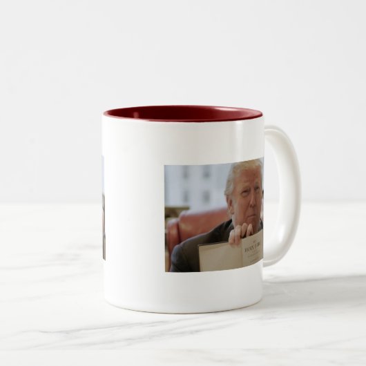 Donald Trump Holding Bibel - 11oz Zwei-Tone-Kaffee Zweifarbige Tasse (VorderseiteRechts)