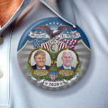 Donald Trump & Mike Pence Jugate Foto Blue 2020 Button<br><div class="desc">Ein Vintages Wahlkampfdesign für das Ticket der Republikaner bei den Präsidentschaftswahlen 2020. Dieses komplexe Design basiert auf kollektiven Kampagnen-Buttone aus dem späten 19. und frühen 19. Jahrhundert. Artwork entworfen von Amy Marsh am Button Deli, dieses detaillierte Design beinhaltet Fotos von Trump und Pence - plus Verweise auf einen Adler, Banner,...</div>