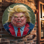 Donald Trump mit dem Cartoon der Angry Dartscheibe<br><div class="desc">Ein runder Dartboard mit einer Karikatur eines Mannes mit blondem Haar und einem wütenden Ausdruck. Das Gesicht füllt das gesamte Brett, und seine Augen sind breit mit grünen Schülern. Er trägt einen Anzug und eine Krawatte, und sein Mund ist offen in einem Schrei. Bild von Donald Trump Dart Board. Ein...</div>