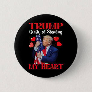 Donald Trump mit US-Flagge Trump schuldig des Steh Button
