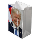 Donald Trump Mittlere Geschenktüte (Vorderseite Schrägansicht)