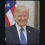 Donald Trump Präsident Portrait iPad Hülle<br><div class="desc">Donald J. Trump ist der 45. Präsident der Vereinigten Staaten. Er glaubt, dass die Vereinigten Staaten ein unglaubliches Potenzial haben und selbst ihre bemerkenswerten Errungenschaften der Vergangenheit übertreffen werden. Sein Wahlmotto für Präsident war "Make America Great Again", und genau das tut er. Trump war geboren und aufgewachsen in der New...</div>