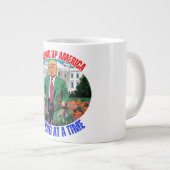 DONALD TRUMP-REINIGUNG AMERIKAS EINEN BEUTEL NACH Jumbo-Tasse (Vorderseite Rechts)