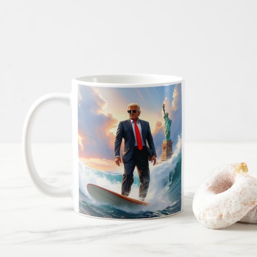 Donald Trump Surfing Statue of Liberty USA MAGA Kaffeetasse (Mit Donut)