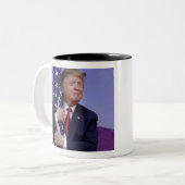 Donald Trump und die Flagge Zweifarbige Tasse (Vorderseite Links)