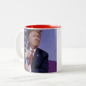 Donald Trump und die US-Flagge Zweifarbige Tasse (Vorderseite Links)