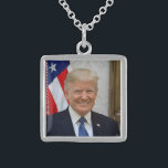 Donald Trump US-Präsident Weiße Haus MAGA 2024 Sterling Silberkette<br><div class="desc">Donald J. Trump, der 45. Präsident der Vereinigten Staaten. Donald John Trump war am 14. Juni 1946 in Queens, New York, geboren. Sein Vater, Fred Trump, war ein erfolgreicher echter Anwesen-Entwickler. Trump wurde an der New York Military Academy und der Wharton School of Finance and Commerce an der University of...</div>