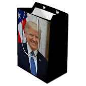 Donald Trump US President White House MAGA 2024 Mittlere Geschenktüte (Rückseite Schrägansicht)