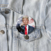 Donald Trump weist auf amerikanische Flagge Button (Beispiel)