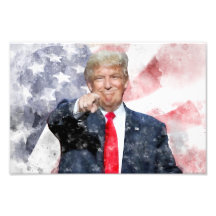 Donald Trump weist auf amerikanische Flagge