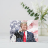 Donald Trump weist auf amerikanische Flagge Postkarte (Stehend Vorderseite)