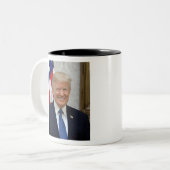 Donald Trumpoffizielles Präsidentenporträt Zweifarbige Tasse (Vorderseite Links)