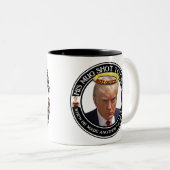 Donald Trumps Mugshot zu Ruhm Zweifarbige Tasse (VorderseiteRechts)