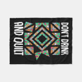 Dont Drink And Quilt Quilting Knitting Sewing Cro  Fleecedecke (Vorderseite (Horizontal))