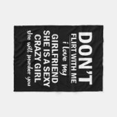 Don't Flirt With Me My Girlfriend Is Crazy Funny Fleecedecke (Vorderseite (Horizontal))