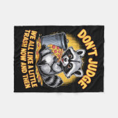 Don't Judge Raccoon Lover Trashed Racoon Animal Ra Fleecedecke (Vorderseite (Horizontal))