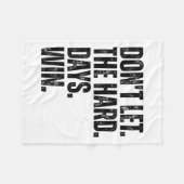 Don't Let The Hard Days Win Motivational Tee Fleecedecke (Vorderseite (Horizontal))