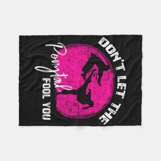 Dont Let The Ponytail Fool You Funny Karate Gift Fleecedecke (Vorderseite (Horizontal))