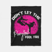 Dont Let The Ponytail Fool You Funny Karate Gift Fleecedecke (Vorderseite)
