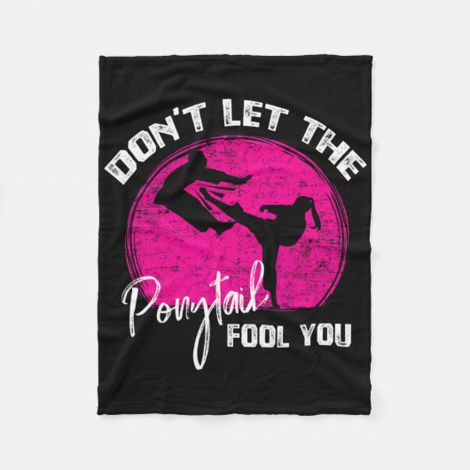 Dont Let The Ponytail Fool You Funny Karate Gift Fleecedecke (Vorderseite)
