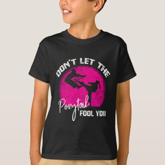 Dont Let The Ponytail Fool You Funny Karate Gift T-Shirt (Vorderseite)