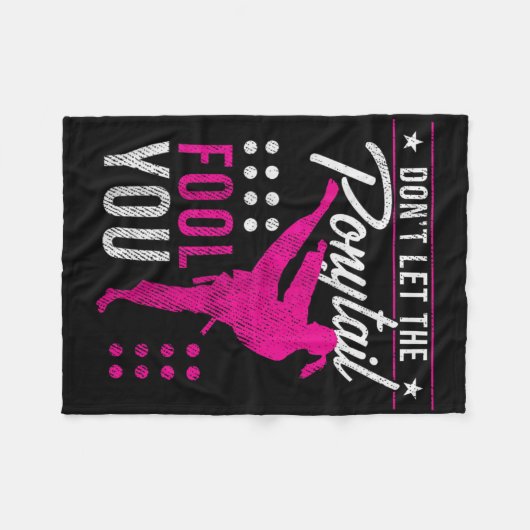 Dont Let The Ponytail Fool You Funny Karate Girl Fleecedecke (Vorderseite (Horizontal))