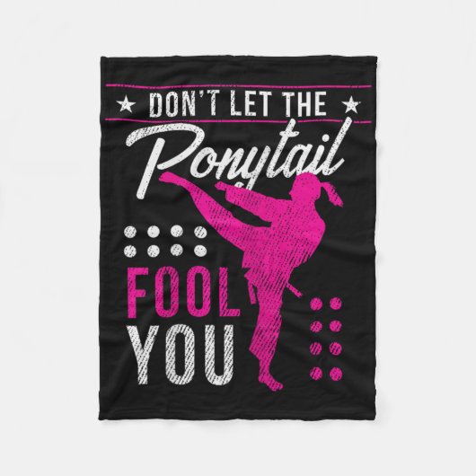 Dont Let The Ponytail Fool You Funny Karate Girl  Fleecedecke (Vorderseite)