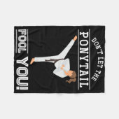 Dont Let The Ponytail Fool You Funny Karateist Gir Fleecedecke (Vorderseite (Horizontal))