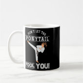 Dont Let The Ponytail Fool You Funny Karateist Gir Kaffeetasse (Links)