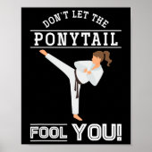 Dont Let The Ponytail Fool You Funny Karateist Gir Poster (Vorne)