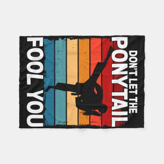 Don't Let The Ponytail Fool You Girl Women Karate  Fleecedecke (Vorderseite (Horizontal))