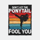 Don't Let The Ponytail Fool You Girl Women Karate Fleecedecke (Vorderseite)