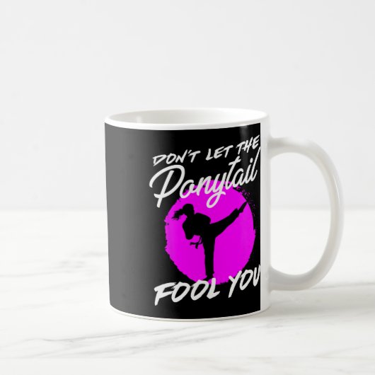 Dont Let The Ponytail Fool You I Funny Karate Kaffeetasse (Rechts)