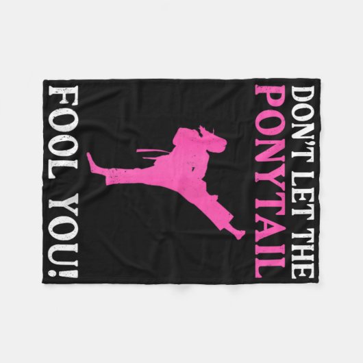 Don't Let The Ponytail Fool You Karate Fighter Mar Fleecedecke (Vorderseite (Horizontal))