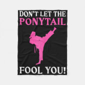 Don't Let The Ponytail Fool You Karate Fighter Mar Fleecedecke (Vorderseite)