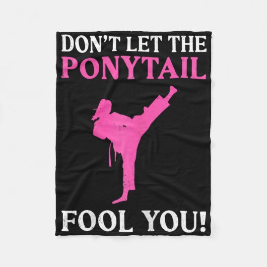 Don't Let The Ponytail Fool You Karate Fighter Mar Fleecedecke (Vorderseite)