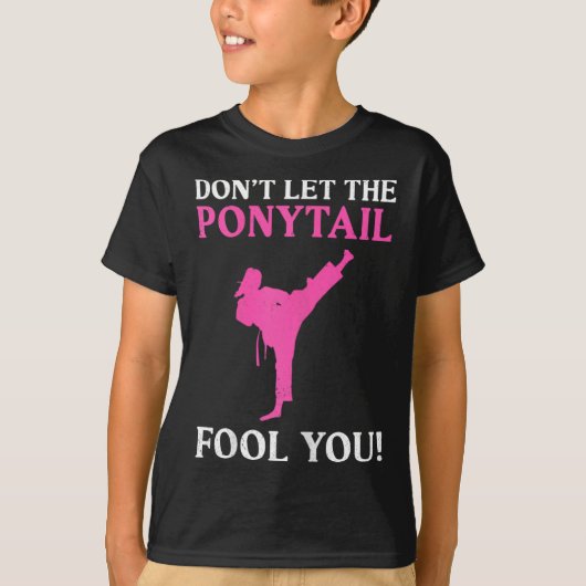 Don't Let The Ponytail Fool You Karate Fighter Mar T-Shirt (Vorderseite)
