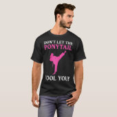 Don't Let The Ponytail Fool You Karate Fighter Mar T-Shirt (Vorne ganz)