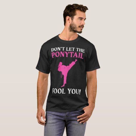Don't Let The Ponytail Fool You Karate Fighter Mar T-Shirt (Vorne ganz)