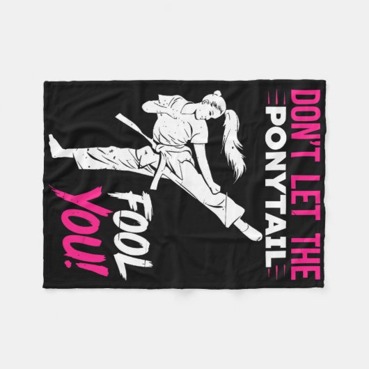 Don't Let The Ponytail Fool You Karate Funny Karat Fleecedecke (Vorderseite (Horizontal))