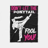 Don't Let The Ponytail Fool You Karate Funny Karat Fleecedecke (Vorderseite)
