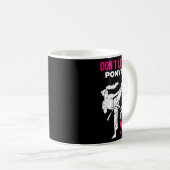 Don't Let The Ponytail Fool You Karate Funny Karat Kaffeetasse (VorderseiteRechts)
