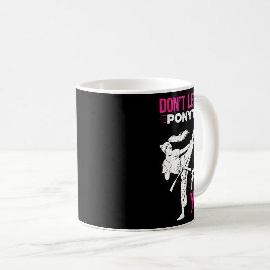 Don't Let The Ponytail Fool You Karate Funny Karat Kaffeetasse (VorderseiteRechts)
